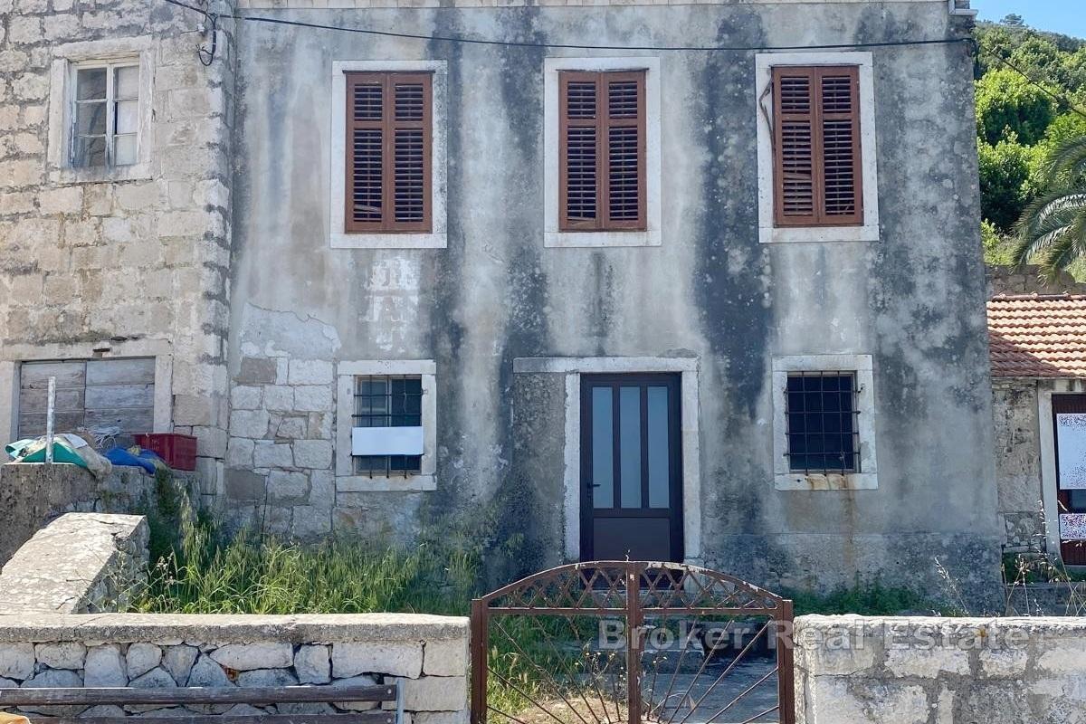 Kamena kuća prvi red do mora s građevinskim zemljištem