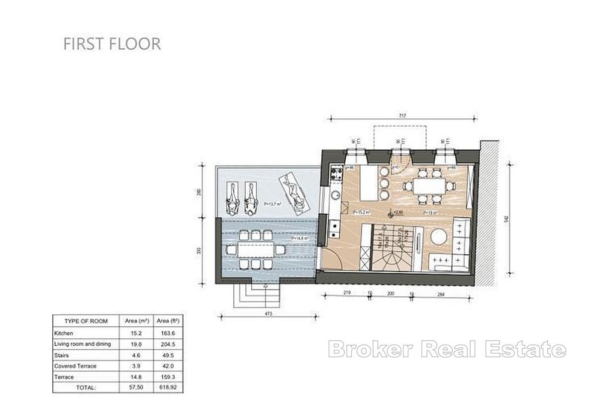 Каменный дом в первом ряду от моря с участком земли под застройку