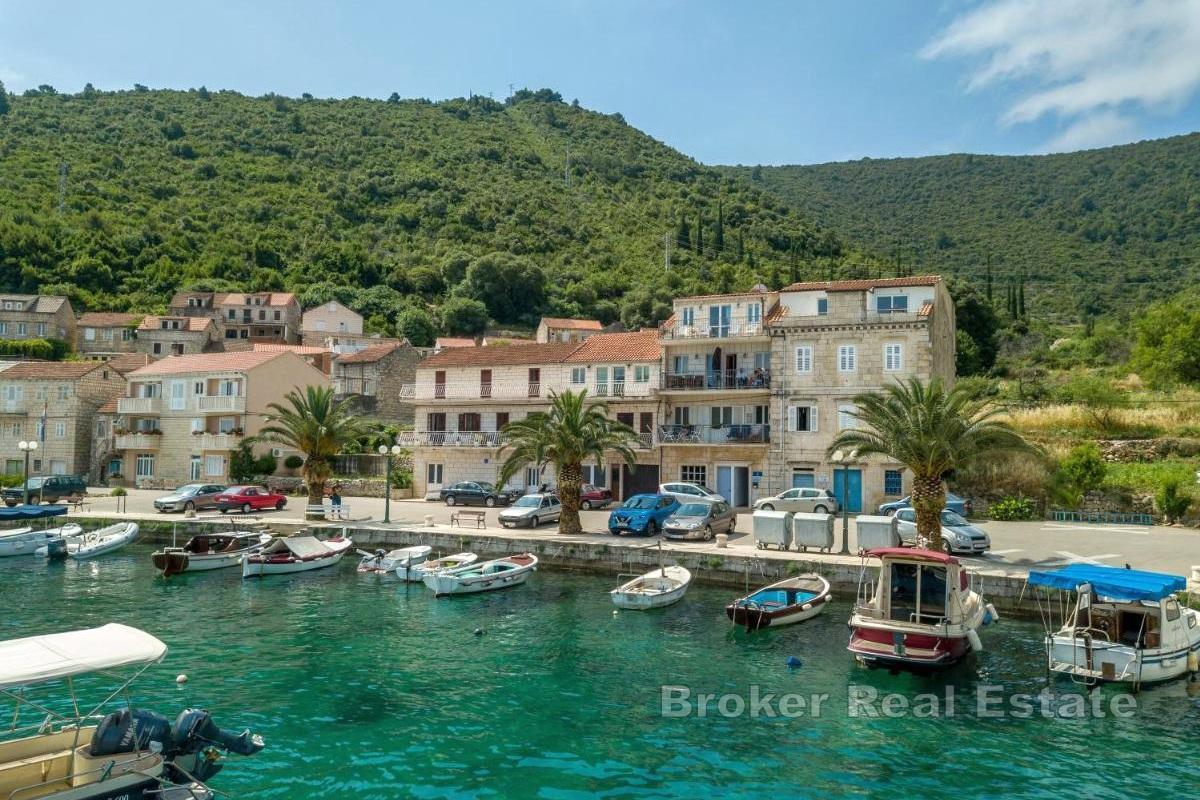 Каменный дом в первом ряду от моря с участком земли под застройку