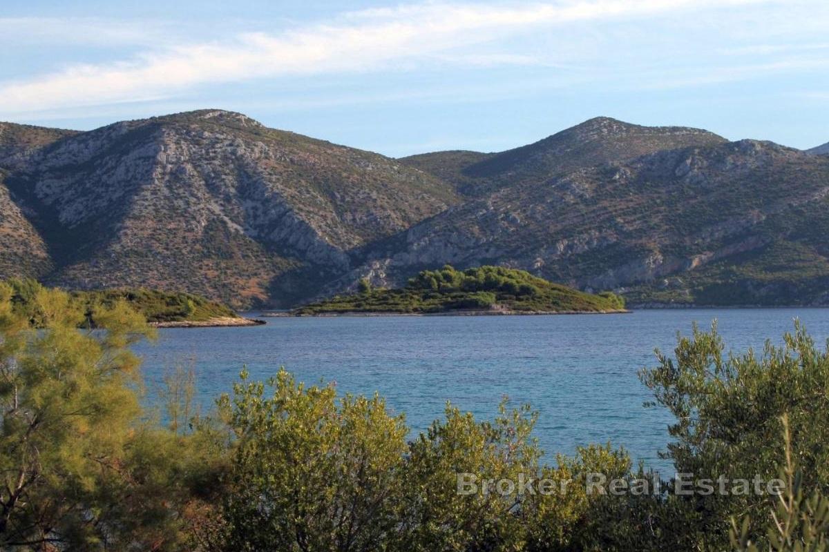 Каменный дом в первом ряду от моря с участком земли под застройку