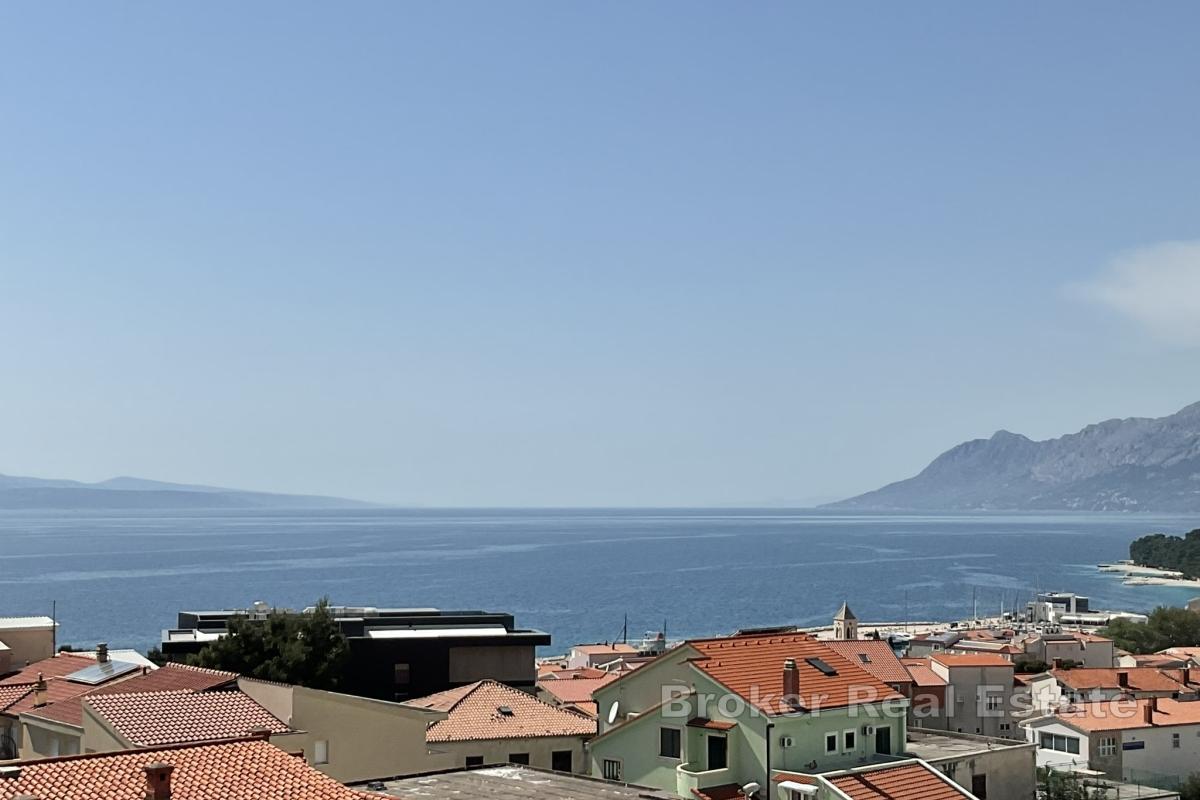Luksuzan dvoetažni stan u novogradnji s pogledom na more