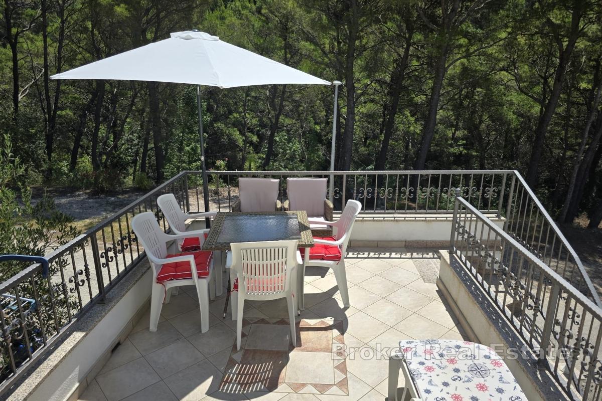 Семейный дом с апартаментами недалеко от моря