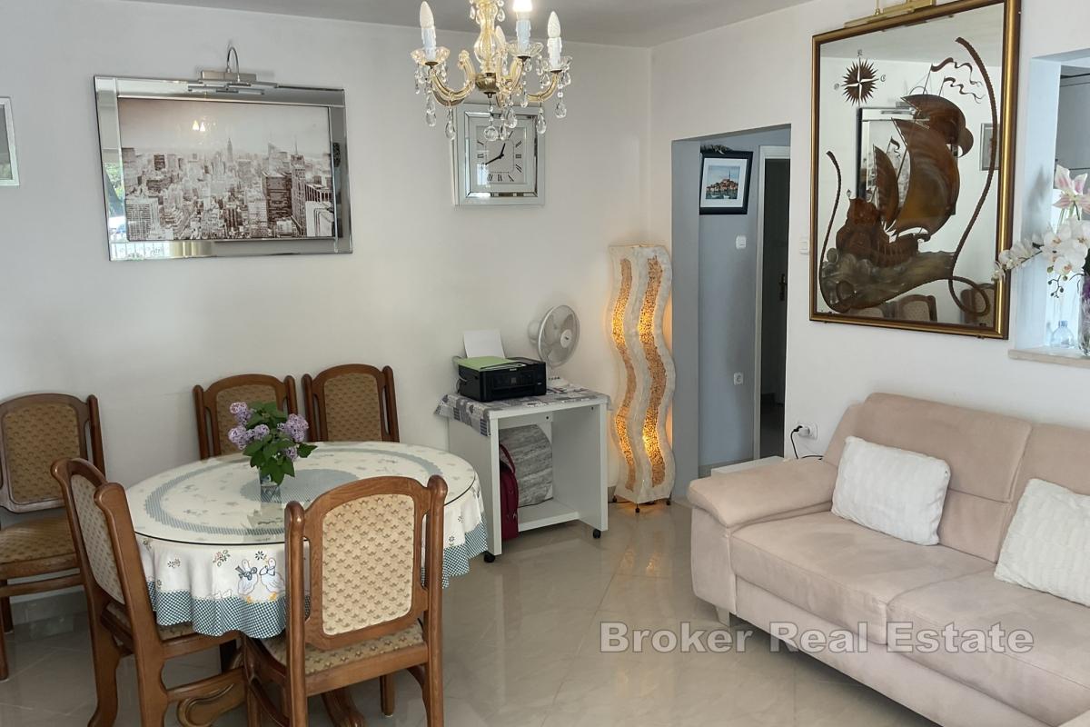 Familiehus med leiligheter nær sjøen