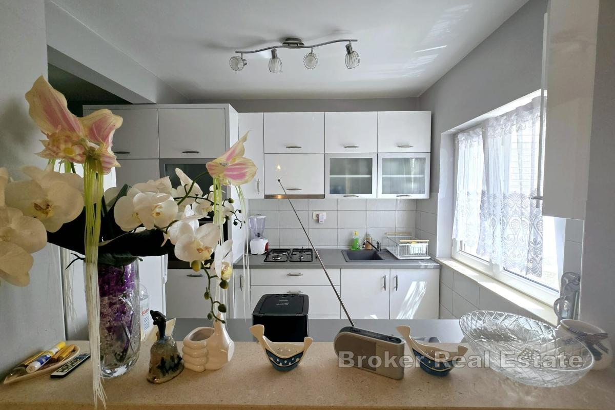 Familjehus med lägenheter nära havet