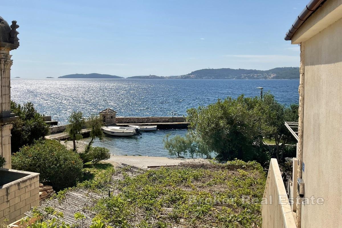 Exceptionell villa i första raden mot havet med en riktig restaurang och vinbar