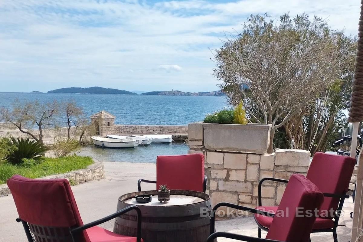 Exceptionell villa i första raden mot havet med en riktig restaurang och vinbar