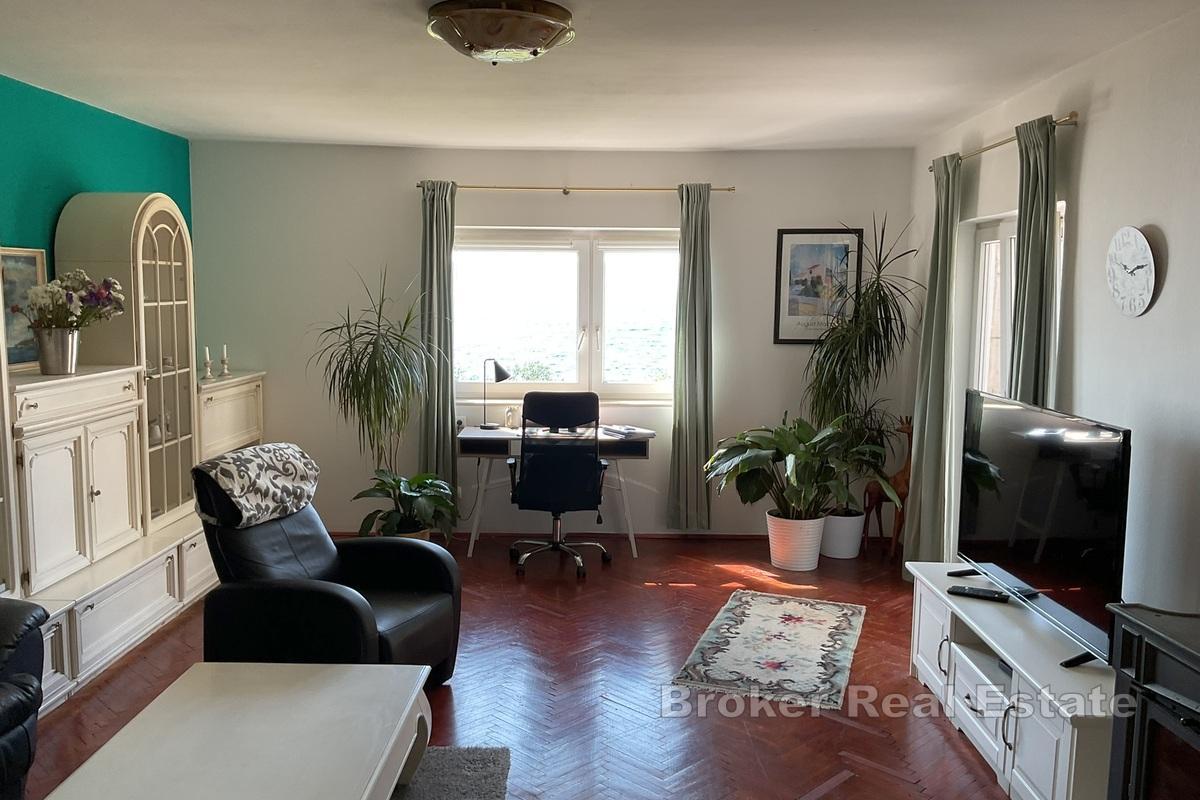 Villa exceptionnelle en première ligne de mer avec un vrai restaurant et bar à vin