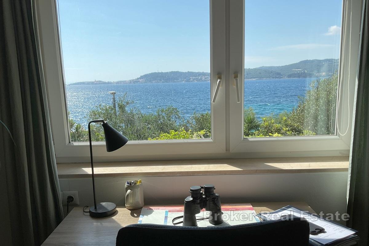 Außergewöhnliche Villa in erster Reihe zum Meer mit echtem Restaurant und Weinbar