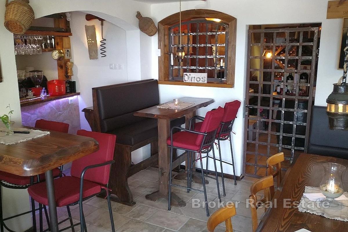 Außergewöhnliche Villa in erster Reihe zum Meer mit echtem Restaurant und Weinbar