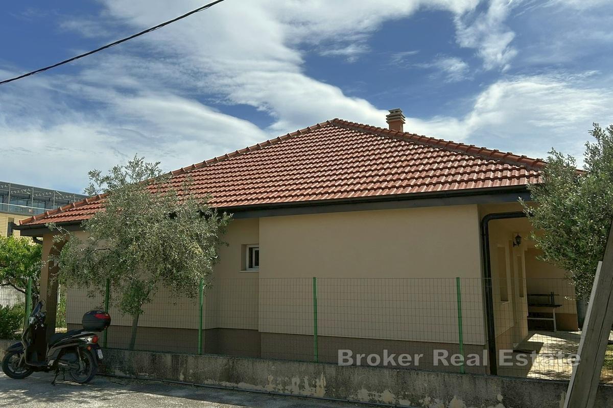 Una casa con garage e giardino in posizione strategica a Spalato