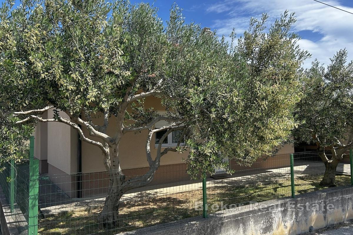 Una casa con garage e giardino in posizione strategica a Spalato