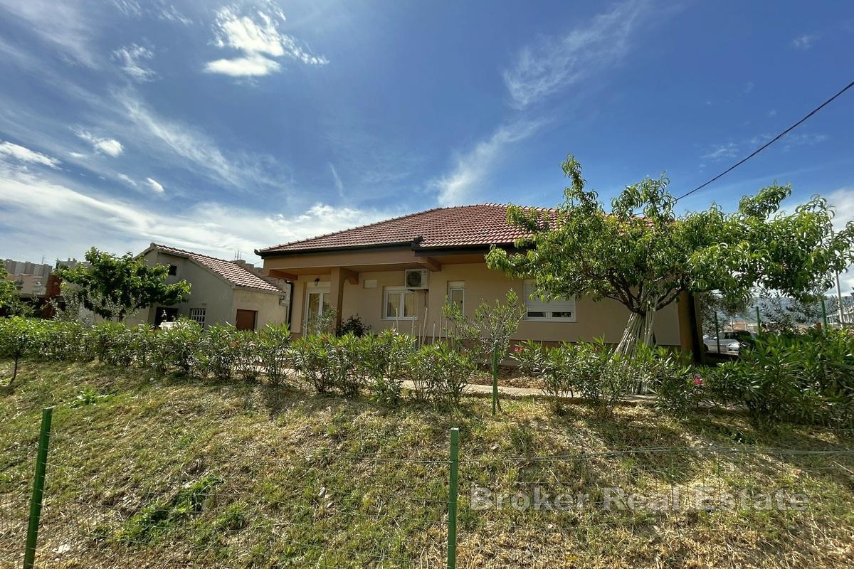 Una casa con garage e giardino in posizione strategica a Spalato