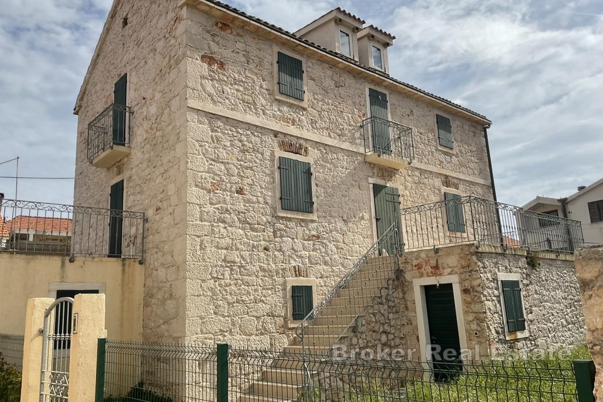 Exkluzivní kamenná vila s panoramatickým výhledem na moře