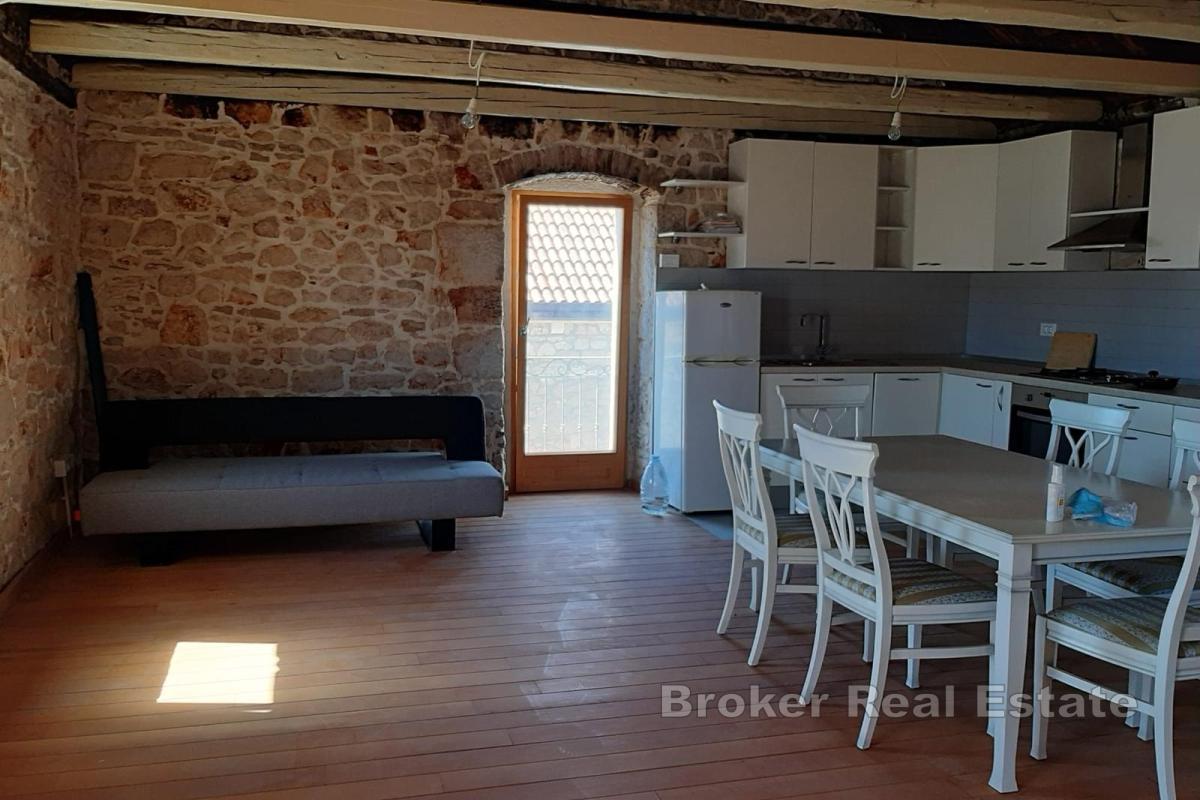 Exkluzivní kamenná vila s panoramatickým výhledem na moře