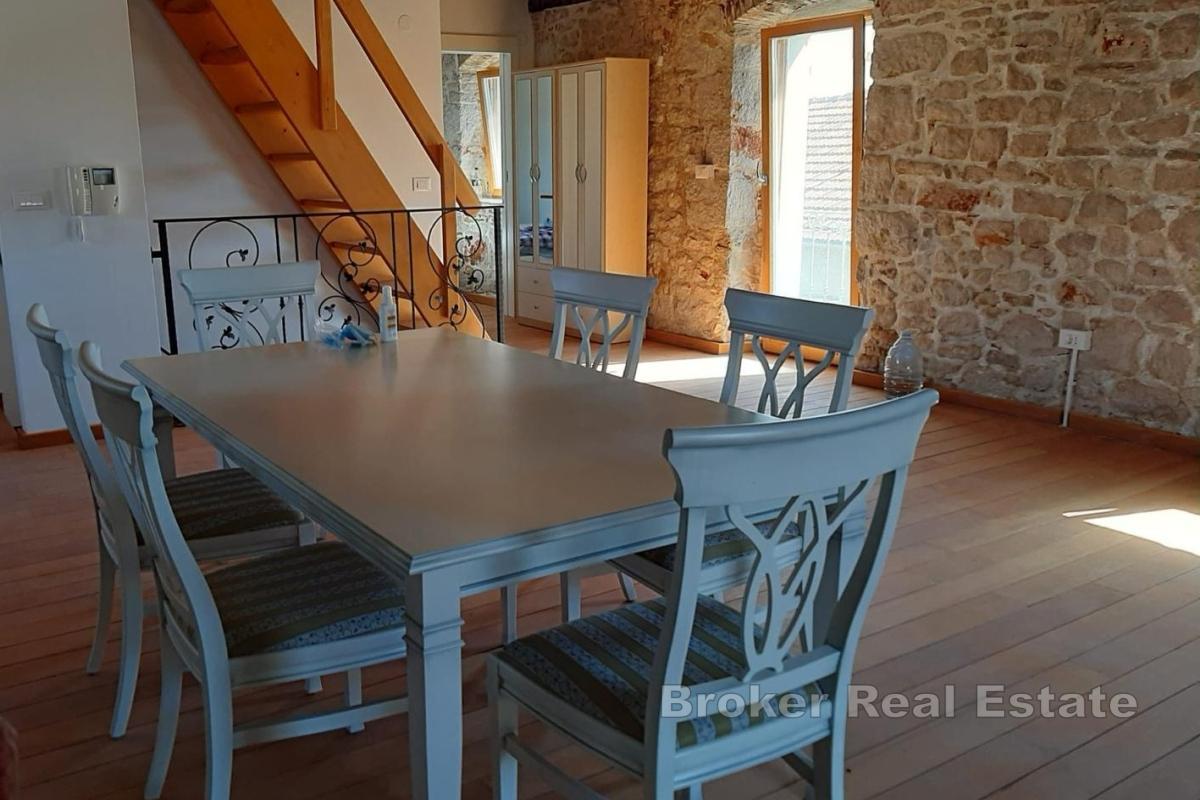 Exkluzivní kamenná vila s panoramatickým výhledem na moře