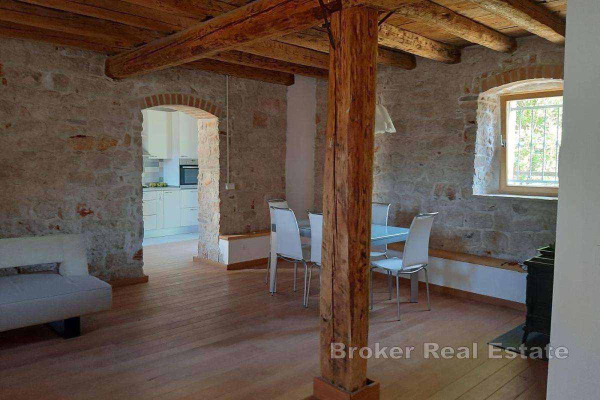 Exkluzivní kamenná vila s panoramatickým výhledem na moře