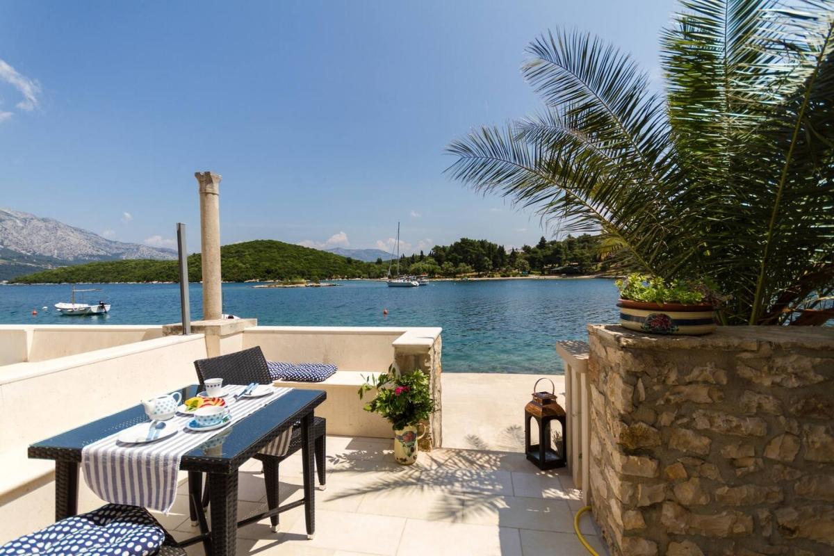001-2052-47-Korcula-Apartments-in-the-first-row-to-the-sea-for-sale