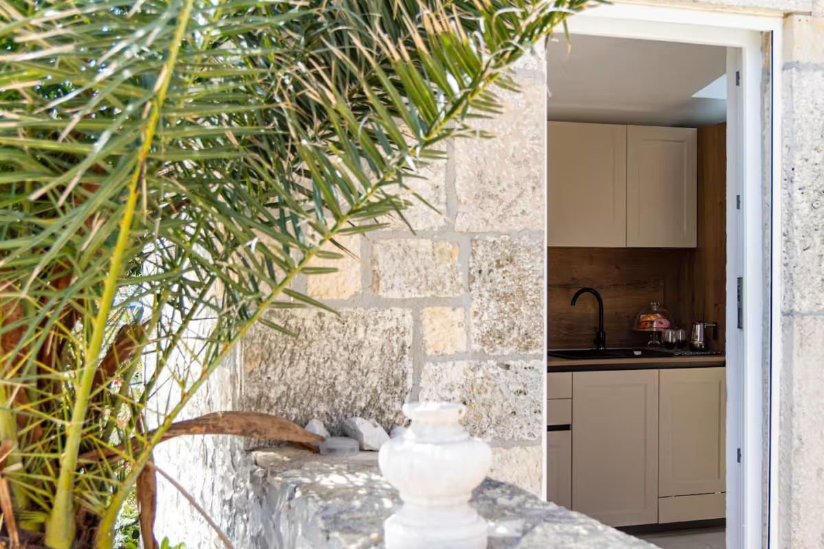 Moderní apartmán v kamenné vile přímo u moře