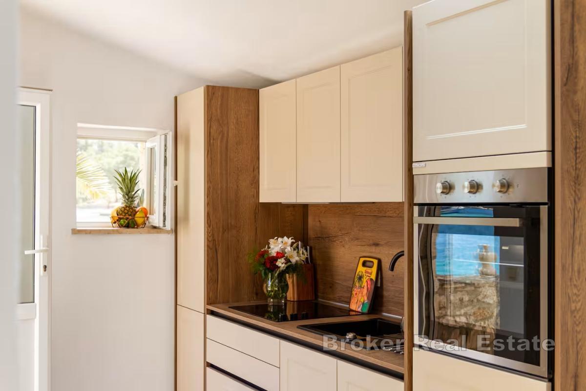 Moderne leilighet i en steinvilla rett ved sjøen