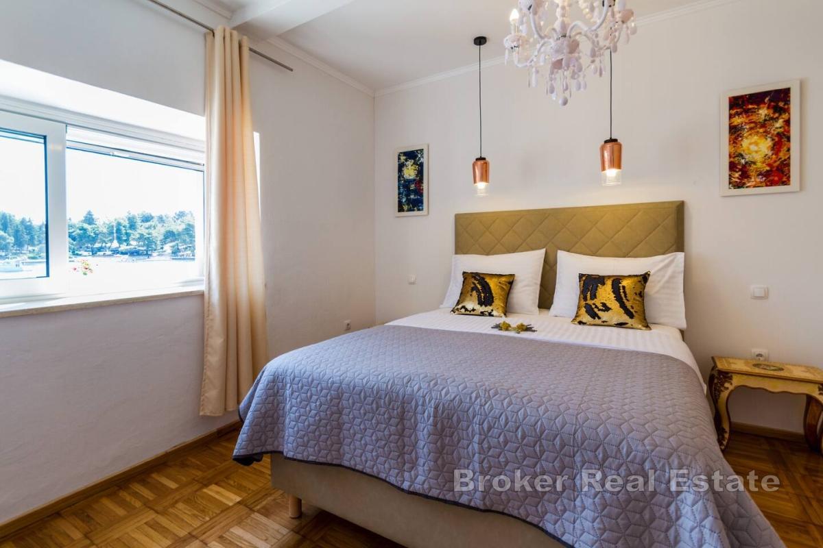 Moderne leilighet i en steinvilla rett ved sjøen