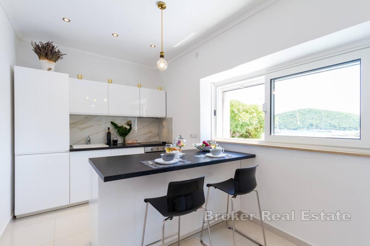 Appartement moderne dans une villa en pierre en bord de mer