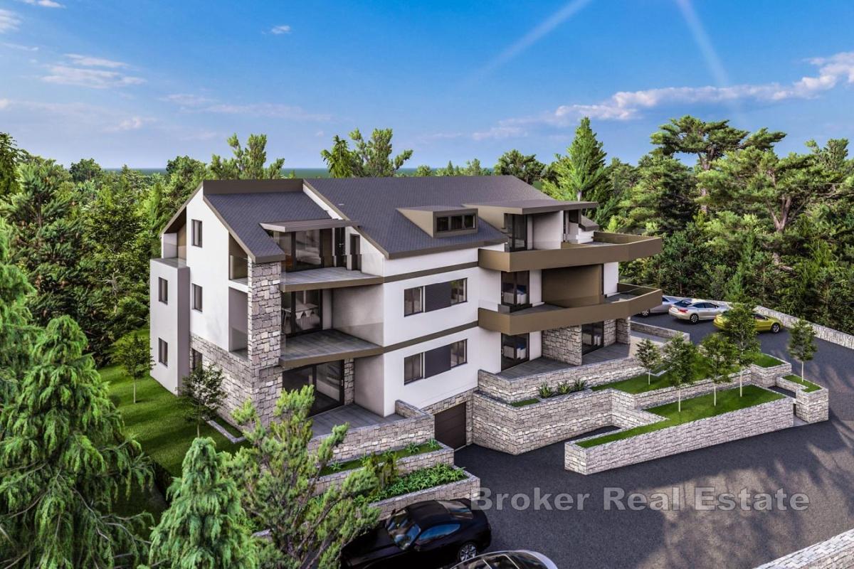 Appartement mansardé dans un immeuble neuf avec vue sur la mer, deuxième rangée de la mer