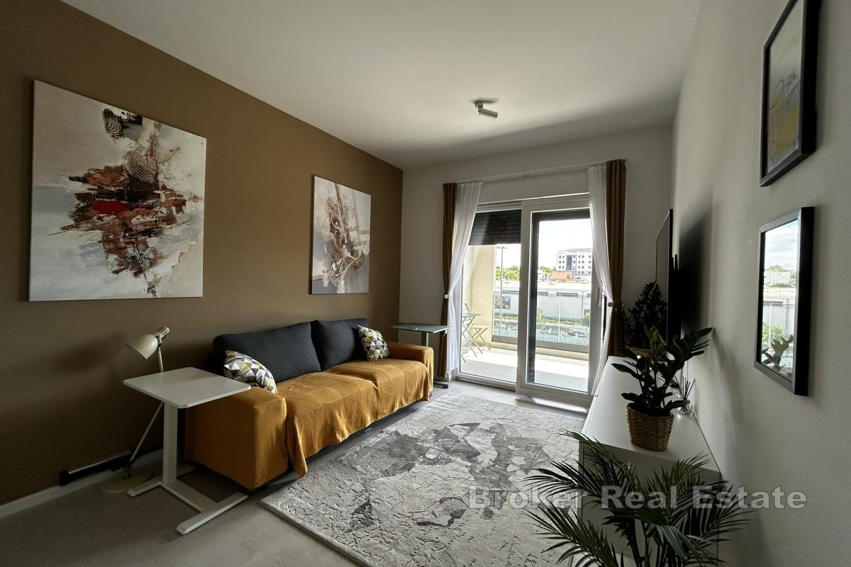 Modern, nyrenoverad etta med terrass och garage