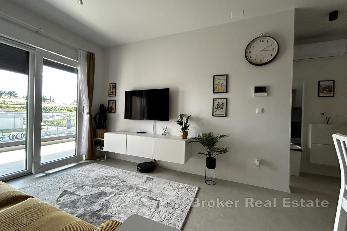 Modern, nyrenoverad etta med terrass och garage