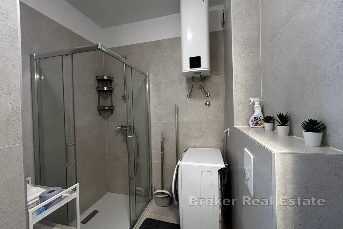 Nowoczesny, niedawno odnowiony apartament z jedną sypialnią z tarasem i garażem