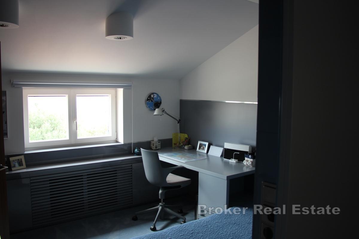 Luxusvilla mit Blick auf die Inseln