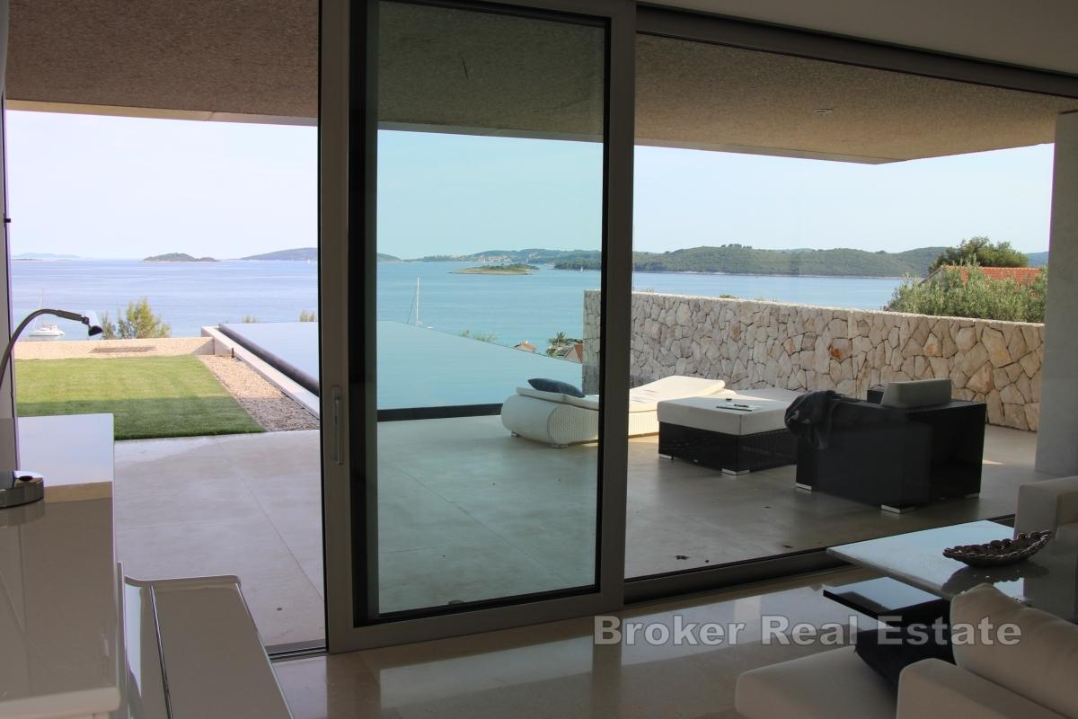 Luxusvilla mit Blick auf die Inseln