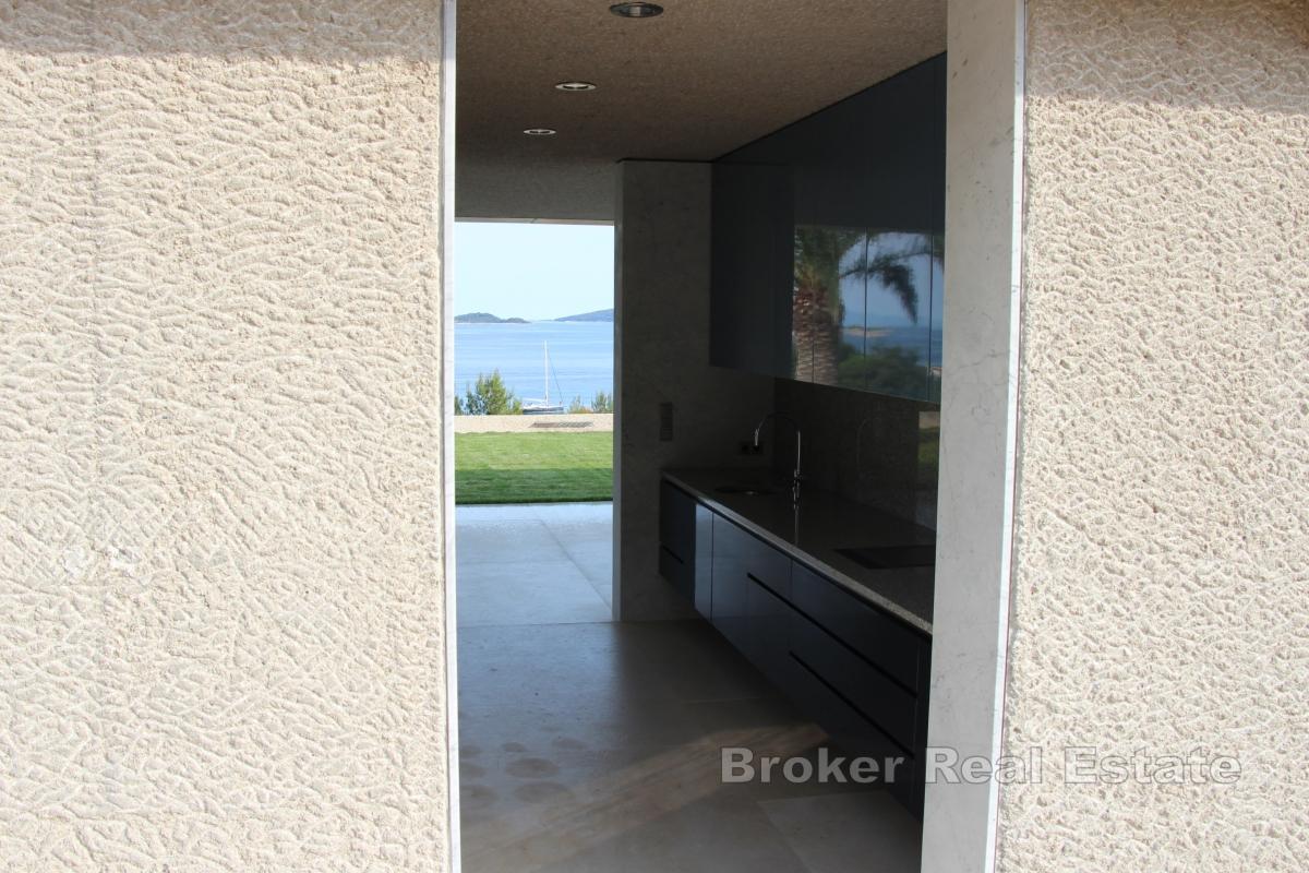 Luxusvilla mit Blick auf die Inseln