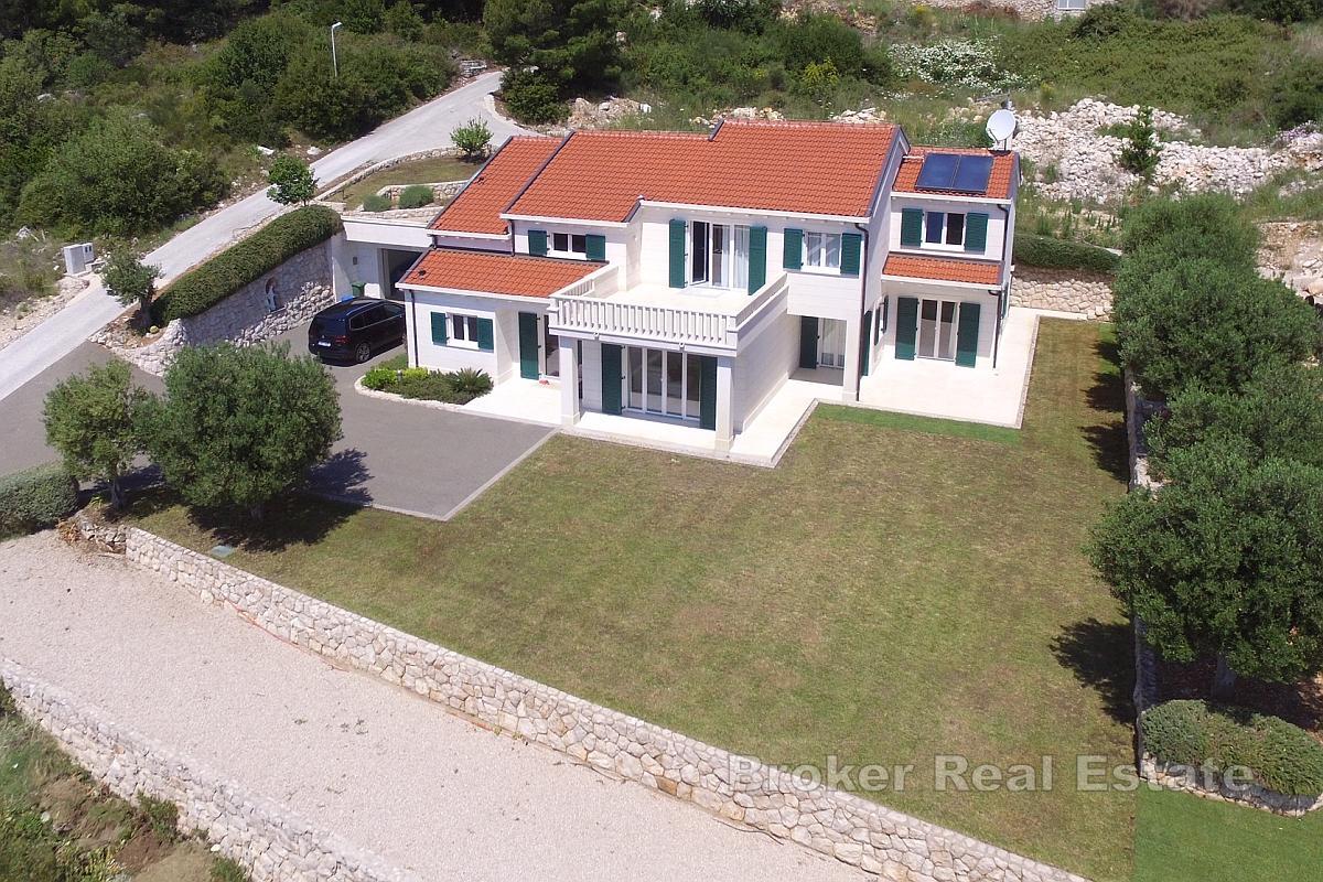 Luxusvilla mit Blick auf die Inseln