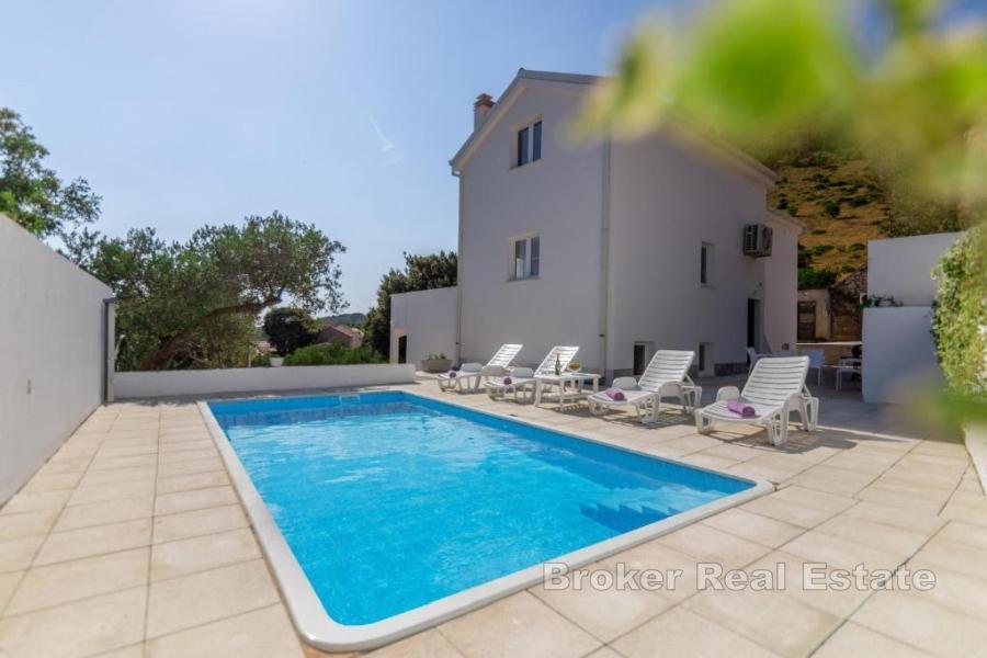 Villa moderne au calme avec vue dégagée sur la mer