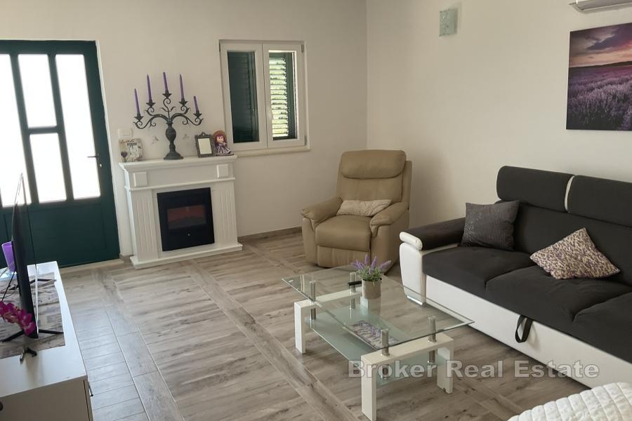 Moderna vila na mirnoj lokaciji i otvorenim pogledom na more