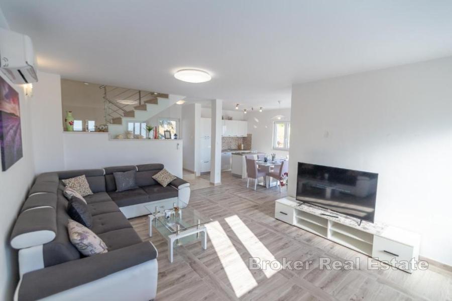 Современная вилла в тихом месте с открытым видом на море