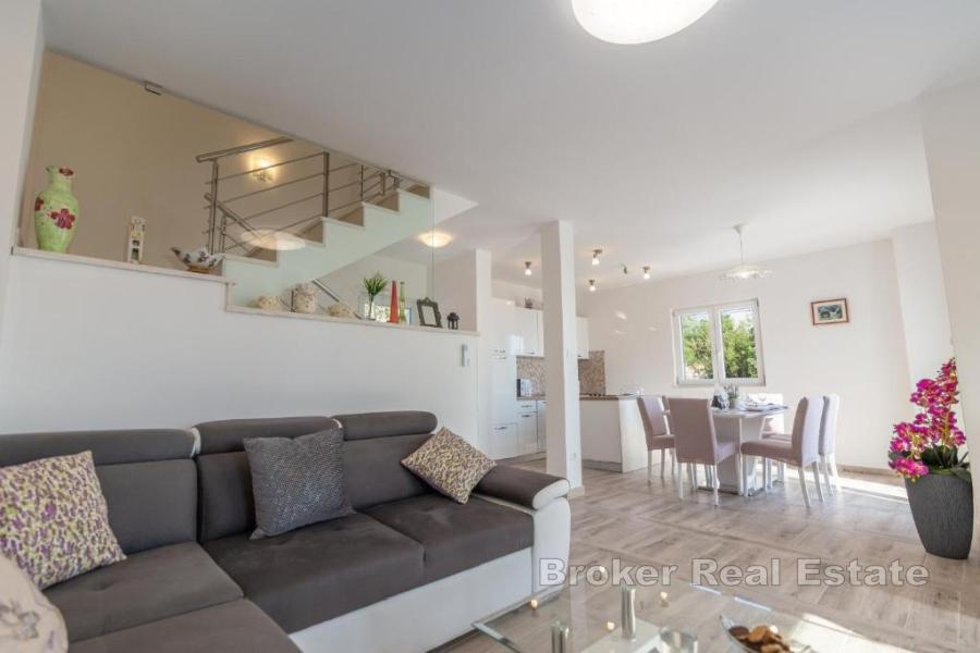 Современная вилла в тихом месте с открытым видом на море