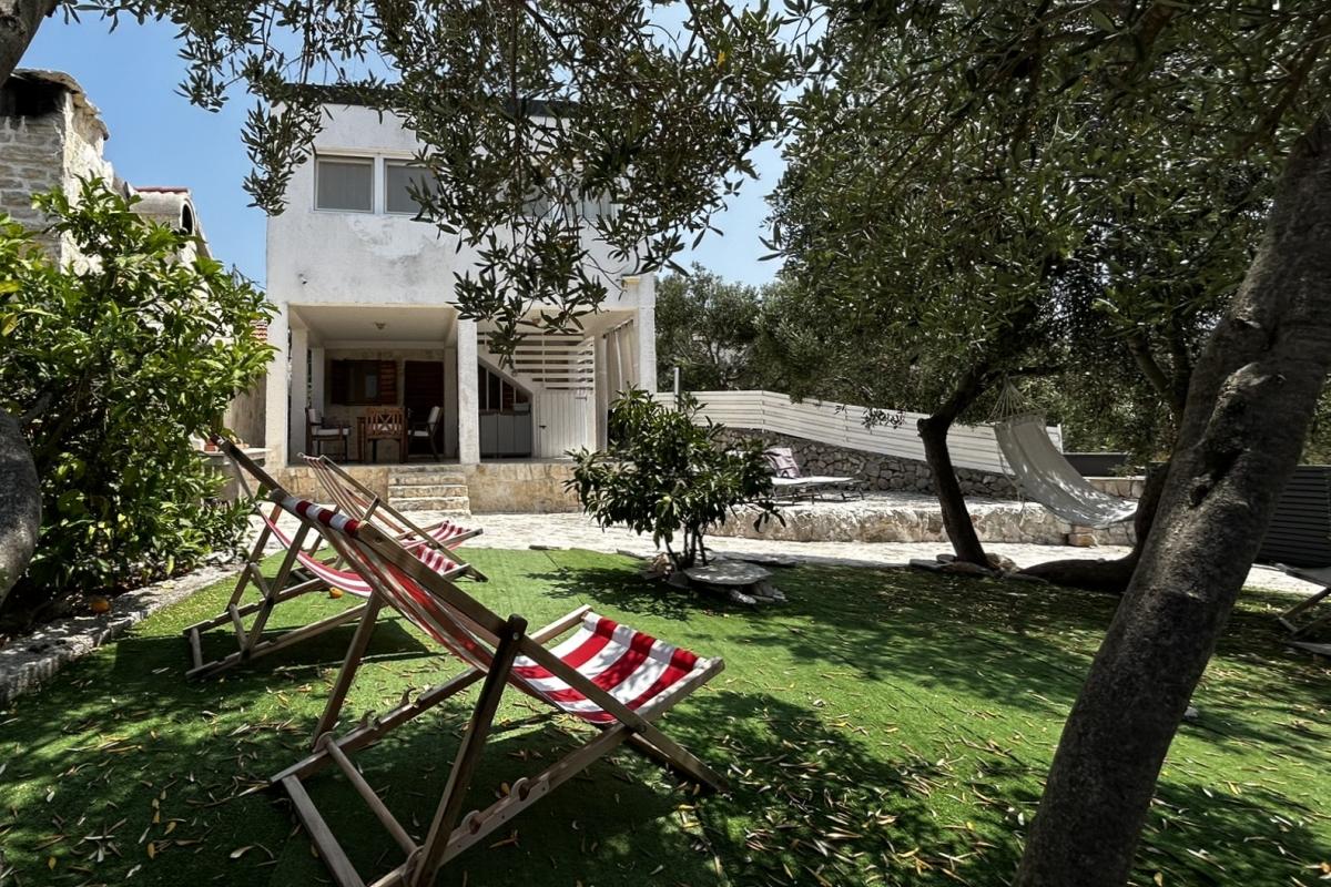 001-2052-60-Drvenik-Authentic-house-in-the-heart-of-untouched-nature-for-sale