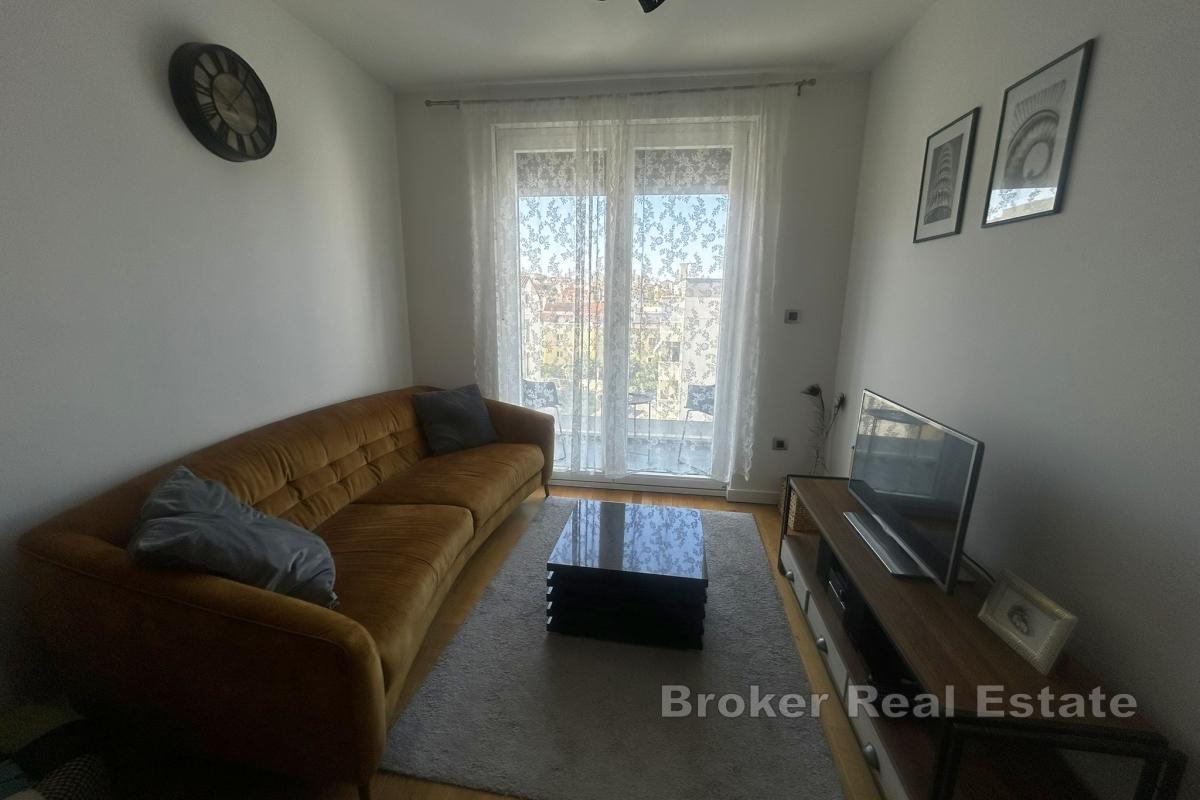 Appartement deux chambres moderne et récemment rénové avec balcon et garage