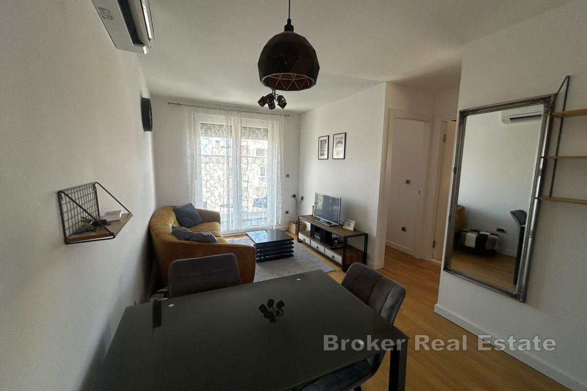 Appartement deux chambres moderne et récemment rénové avec balcon et garage