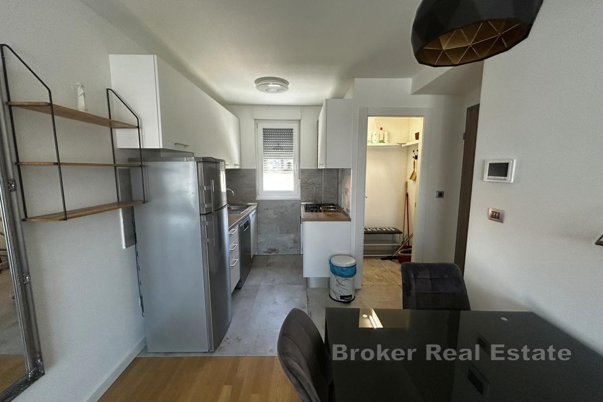 Appartement deux chambres moderne et récemment rénové avec balcon et garage