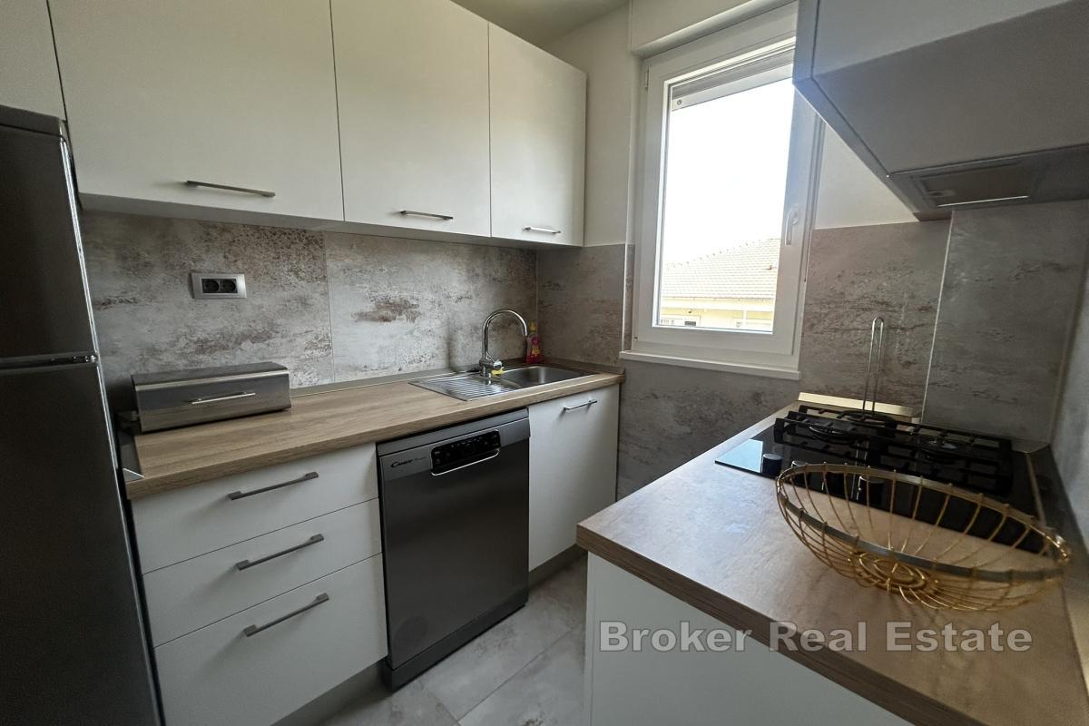 Appartement deux chambres moderne et récemment rénové avec balcon et garage