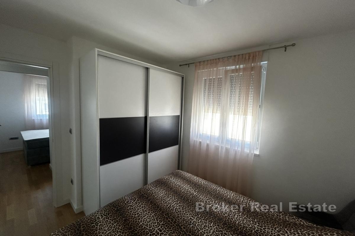 Appartement deux chambres moderne et récemment rénové avec balcon et garage