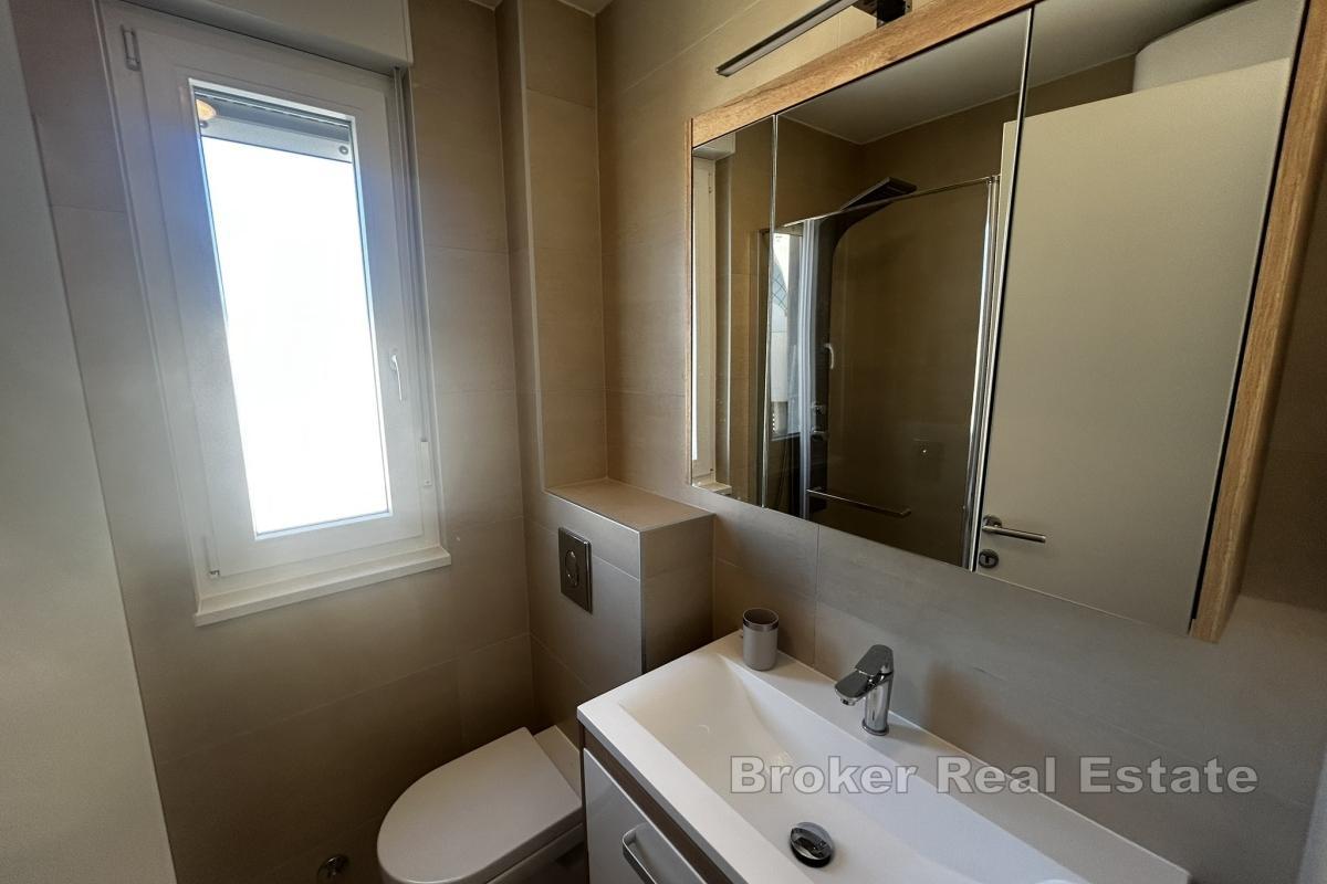 Moderne, frisch renovierte Zwei-Zimmer-Wohnung mit Balkon und Garage