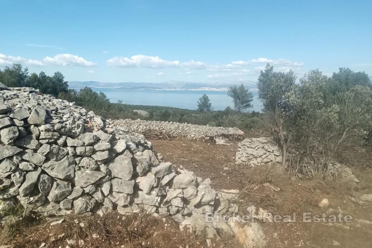 Ackerland mit Meerblick