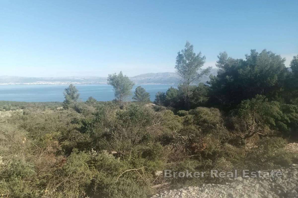 Ackerland mit Meerblick