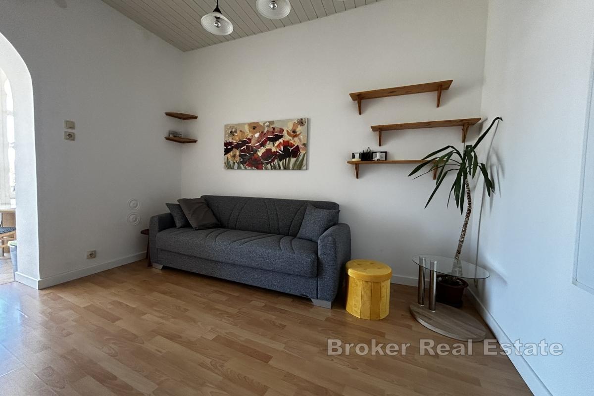 Nowoczesny, niedawno odnowiony apartament z jedną sypialnią i balkonem w centrum miasta