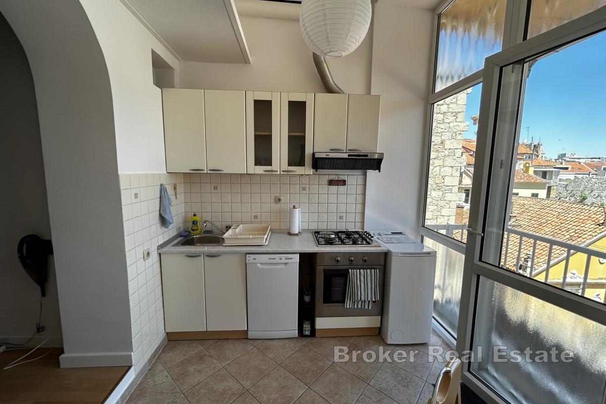 Nowoczesny, niedawno odnowiony apartament z jedną sypialnią i balkonem w centrum miasta