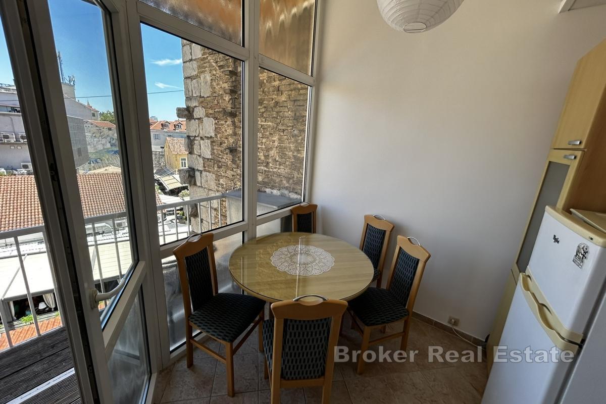 Moderní, nově zrekonstruovaný byt s jednou ložnicí a balkonem v centru města