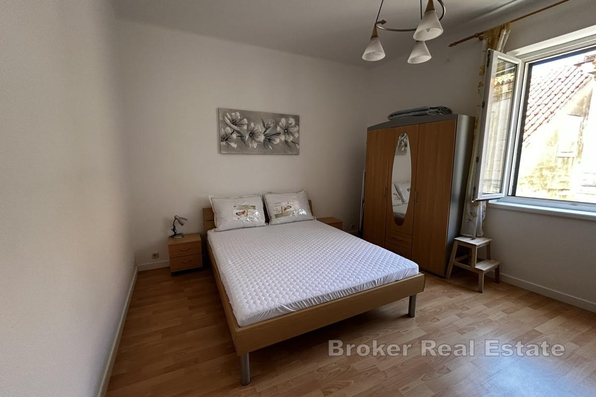 Nowoczesny, niedawno odnowiony apartament z jedną sypialnią i balkonem w centrum miasta